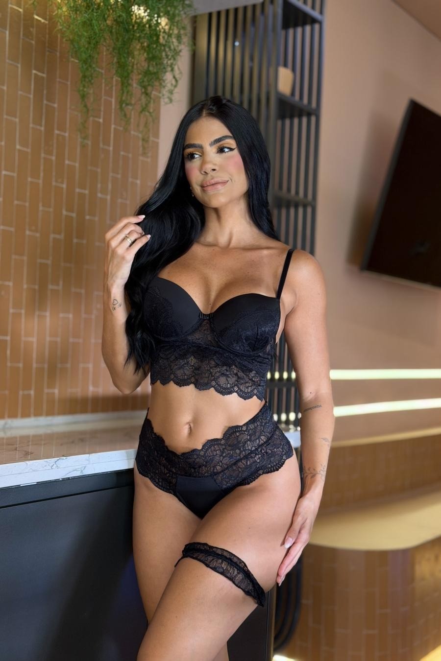 Conjunto preto de lingerie em renda