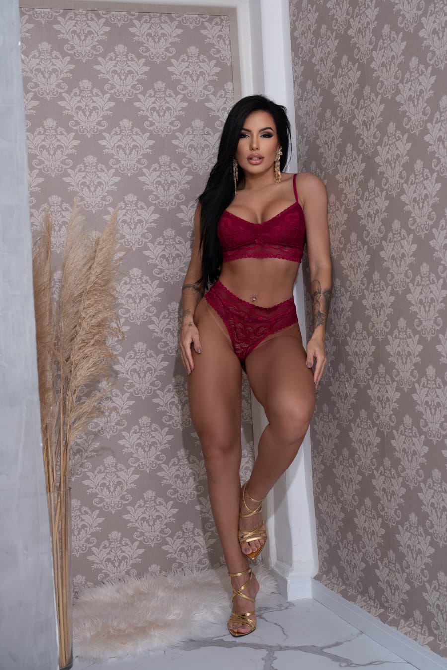 Conjunto vinho em renda