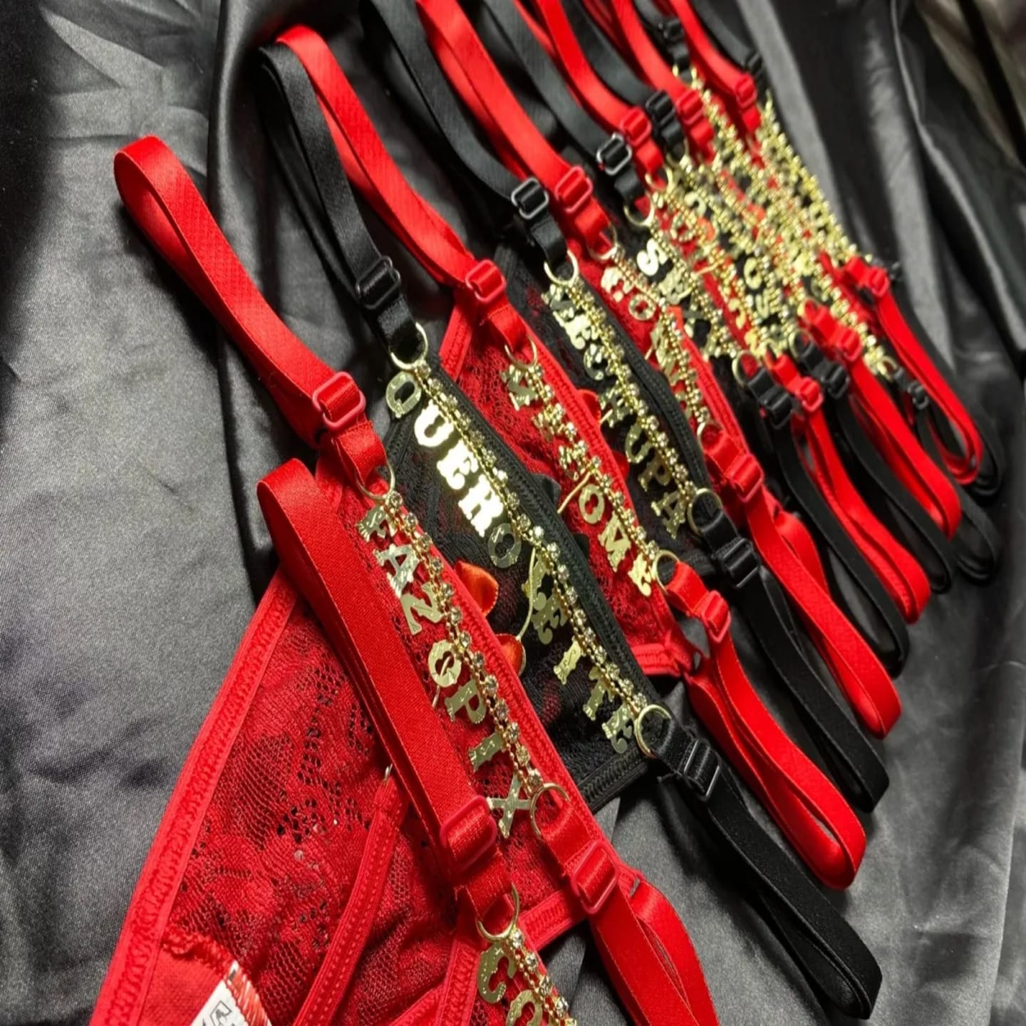 Fios dentais vermelho e preto